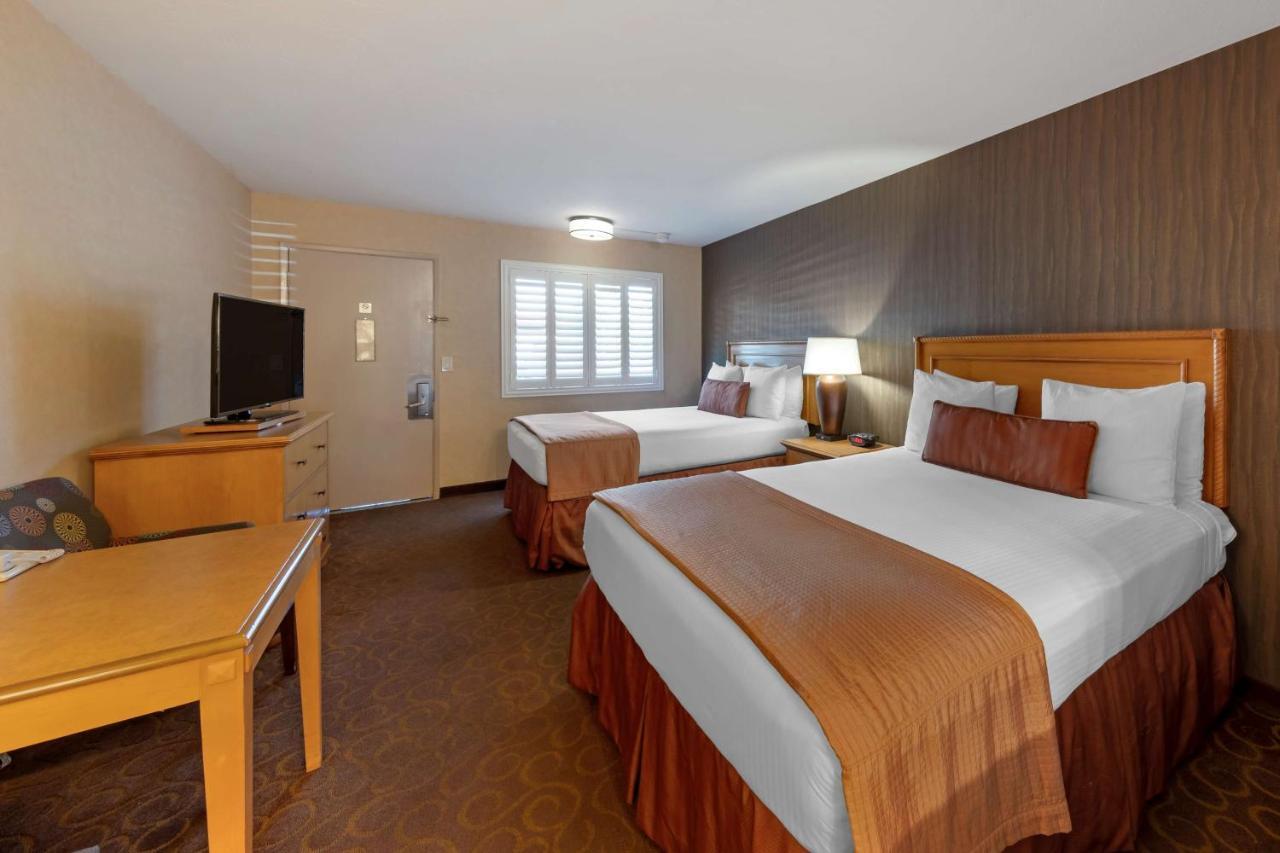 Western Pavilions Hotel